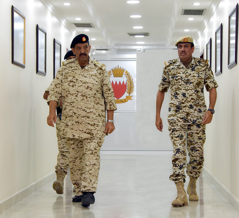 القائد العام يقوم بزيارة تفقدية إلى عدد من وحدات قوة دفاع البحرين‎