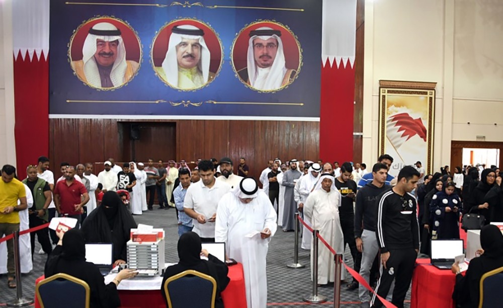 54 مركزا عاما وفرعيا في شتى أرجاء البحرين تستقبل منذ صباح اليوم الناخبين ممن يحق لهم التصويت