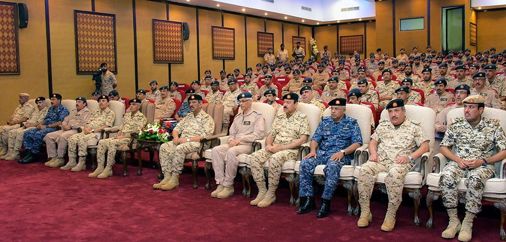 القائد العام لقوة دفاع البحرين يشهد حفل تخريج عدد من الدورات التحويلية للطيارين الضباط‎