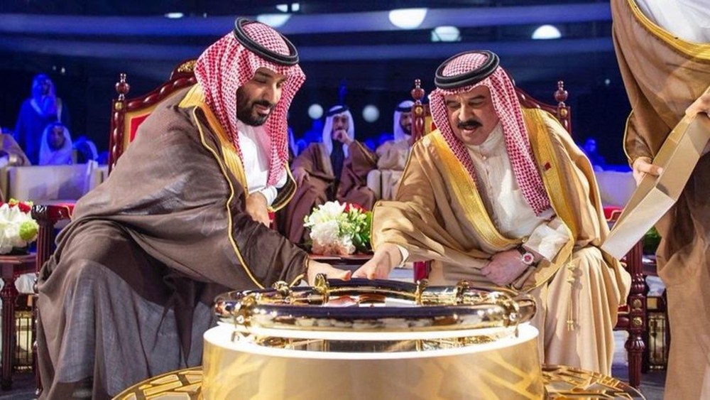 جلالة الملك المفدى وسمو ولي العهد السعودي يدشنان خط أنابيب النفط الجديد 