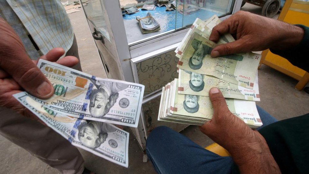 "المركزي العراقي" يمنع بيع الدولار للمتوجهين إلى إيران