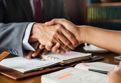  قصة أزرار أكمام البدلات.. روايات متعددة من الحرب إلى الزينة