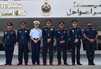 قائد خفر السواحل يبحث مع مساعد قائد خفر السواحل الأمريكي مجالات التعاون والأمن البحري