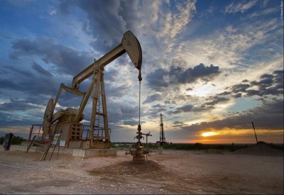 أسعار النفط تقفز نحو أربعة بالمئة بعد الهدنة الامريكية الصينية