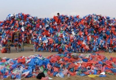 "بحر ميت واحد يكفينا" و100 ألف كيس بلاستيكي لرفع الوعي