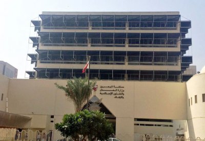 استدعاء شهود إثبات تلقي شخصين أموالا من وزير قطري سابق