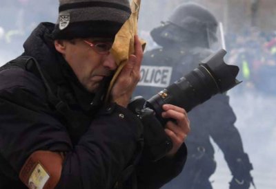  محتج محتجو "السترات الصفراء" يستهدفون الصحفيين في مواجهات باريس