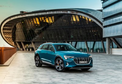 الصحفيون يختبرون قيادة سيارة Audi e-tron في أبوظبي