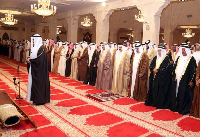 جلالة الملك المفدى يؤدي صلاة الجنازة على جثمان سمو الشيخة نورة بنت عيسى آل خليفة