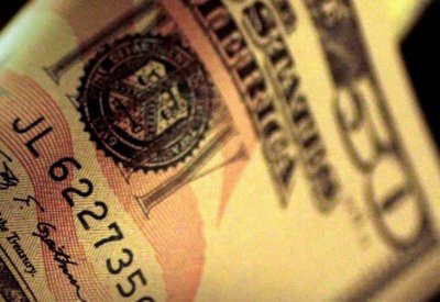  الدولار يهبط وتوقعات بنبرة حذرة من المركزي الأميركي