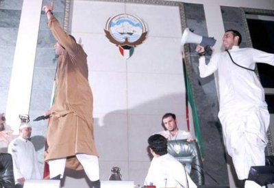 الكويت.. حرمان نائبين من عضويتهما بالبرلمان