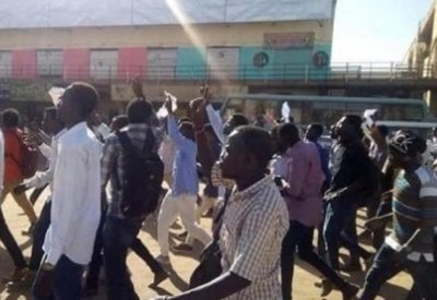 السودان.. مقتل متظاهر في احتجاج على رفع أسعار الخبز