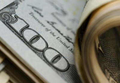 الدولار يتجه لأكبر هبوط أسبوعي في 10 أشهر