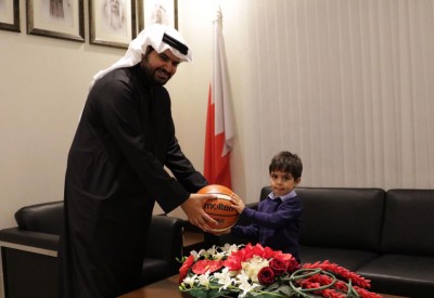 سمو الشيخ عيسى بن علي يستقبل الموهبة السلاوية يوسف أريان