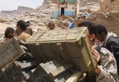 قوات الشرعية تعثر على مخازن أسلحة بمناطق سكنية في باقم