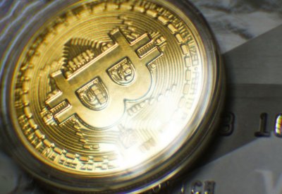 "البيتكوين" يكتسح حاجز 4000 دولار