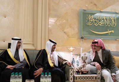 خليفة بن راشد وخليفة بن علي وعيسى بن علي يقدمون العزاء في وفاة الأمير طلال