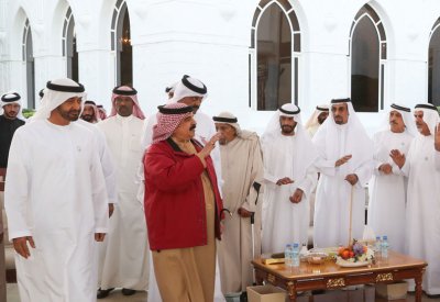 الملك يقوم بزيارة لولي عهد أبوظبي