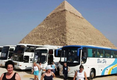 مصر.. انفجار حافلة سياحية بمنطقة الهرم