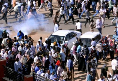 البشير يدعو إلى الامتناع عن استخدام القوة ضد المتظاهرين