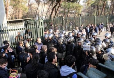 احتجاجات طلاب طهران تتحول لمظاهرات مناهضة للنظام