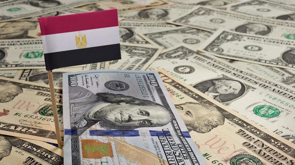 مصر تستهدف سلع الأغنياء عبر سعر الدولار الجمركي.. كيف؟