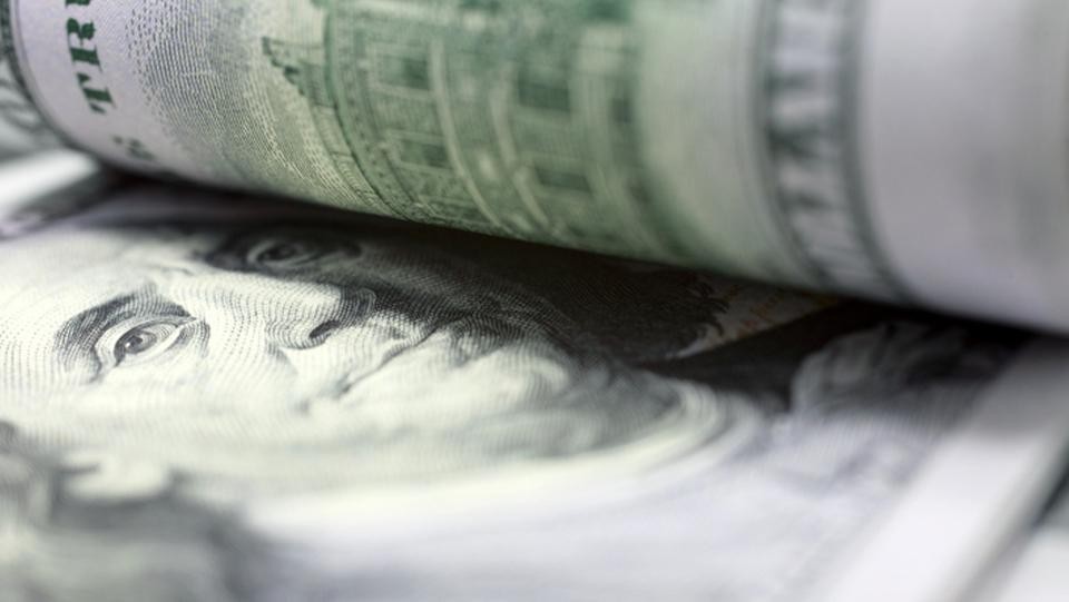 الدولار يتراجع مع هبوط عوائد السندات الأميركية