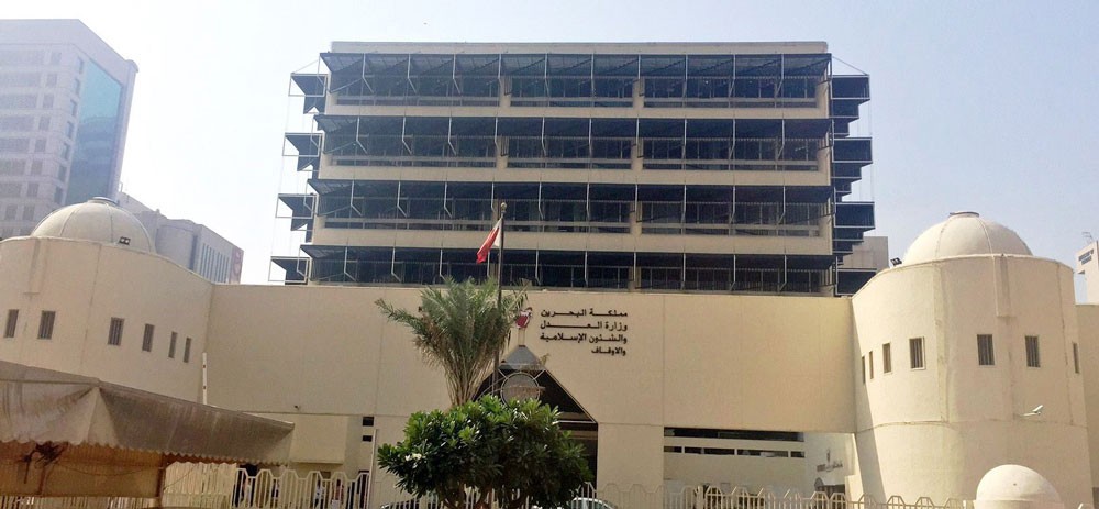 استدعاء شهود إثبات تلقي شخصين أموالا من وزير قطري سابق