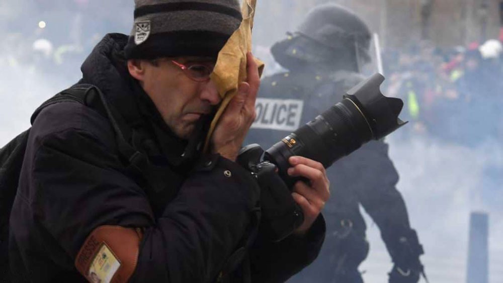  محتج محتجو "السترات الصفراء" يستهدفون الصحفيين في مواجهات باريس