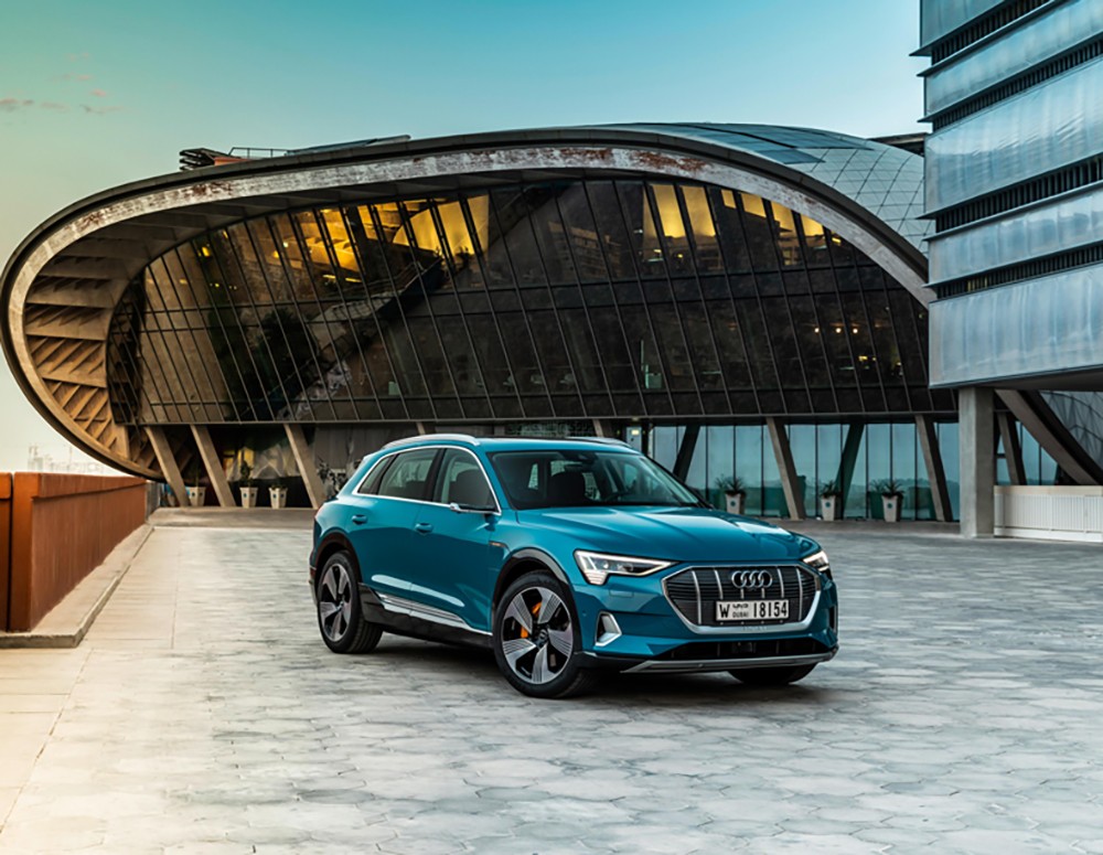 الصحفيون يختبرون قيادة سيارة Audi e-tron في أبوظبي