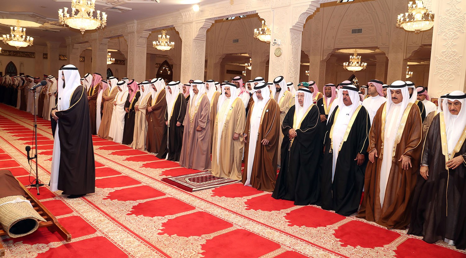 جلالة الملك المفدى يؤدي صلاة الجنازة على جثمان سمو الشيخة نورة بنت عيسى آل خليفة