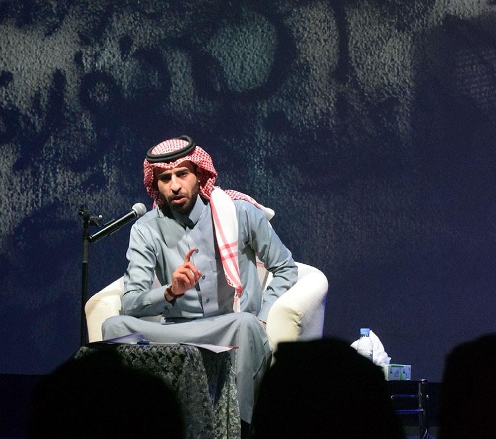 الشاعر السعودي الذي حوّل لوحات البلدية إلى مطلع قصيدة