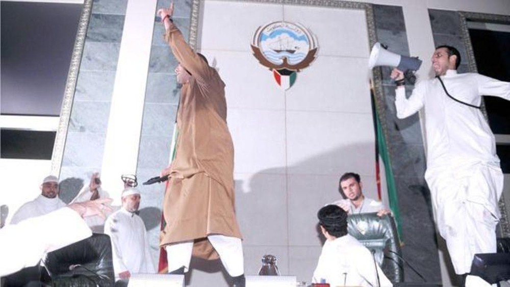 الكويت.. حرمان نائبين من عضويتهما بالبرلمان