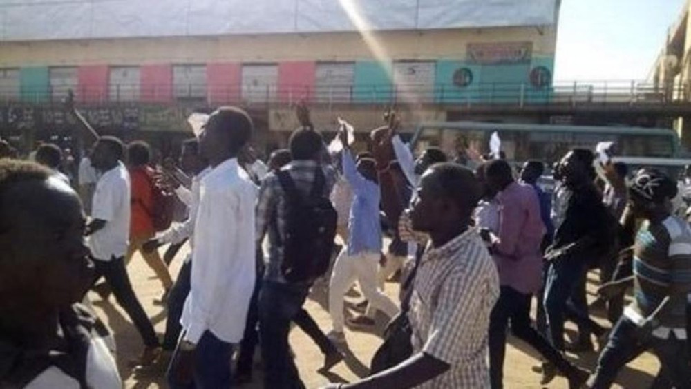 السودان.. مقتل متظاهر في احتجاج على رفع أسعار الخبز