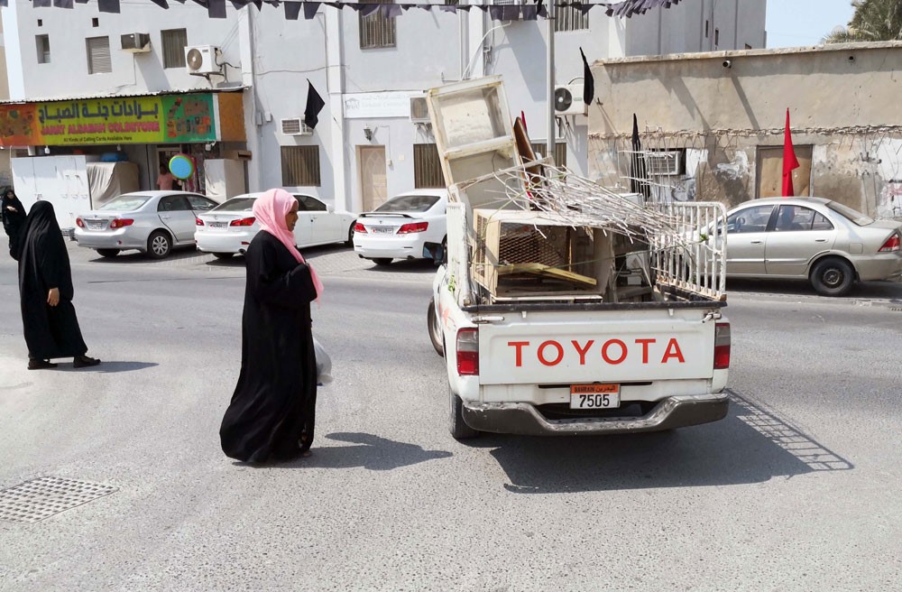 سيارات الخردة والحديد والمعادن يسرحون ويمرحون بلا رقابة وسط الشوارع
