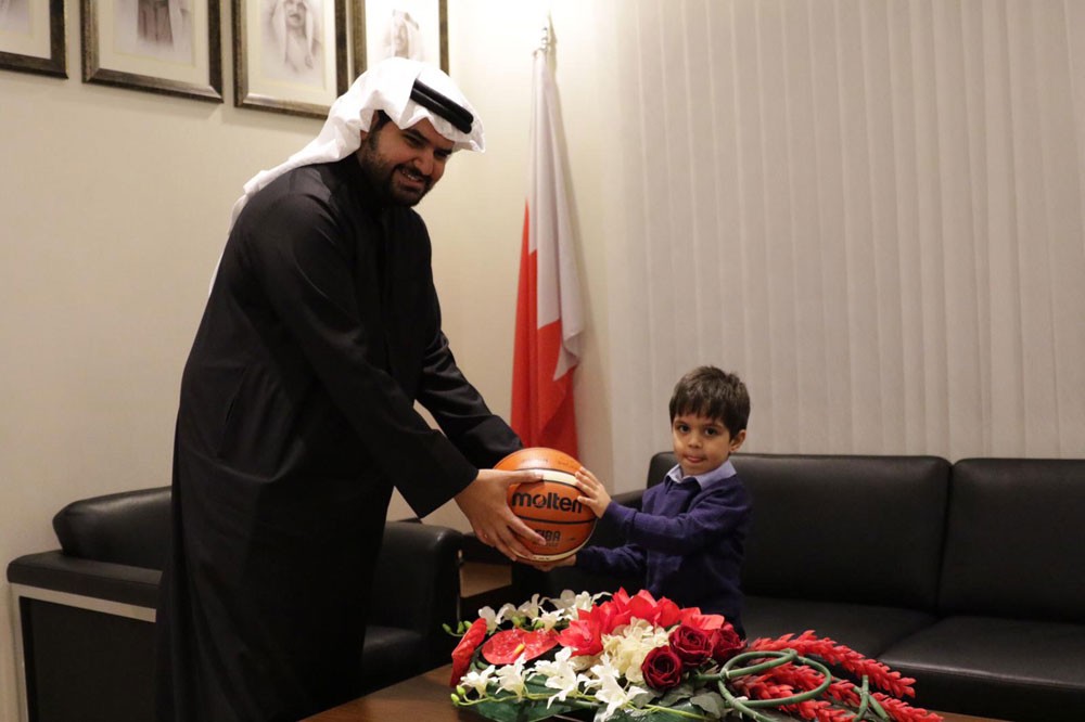 سمو الشيخ عيسى بن علي يستقبل الموهبة السلاوية يوسف أريان