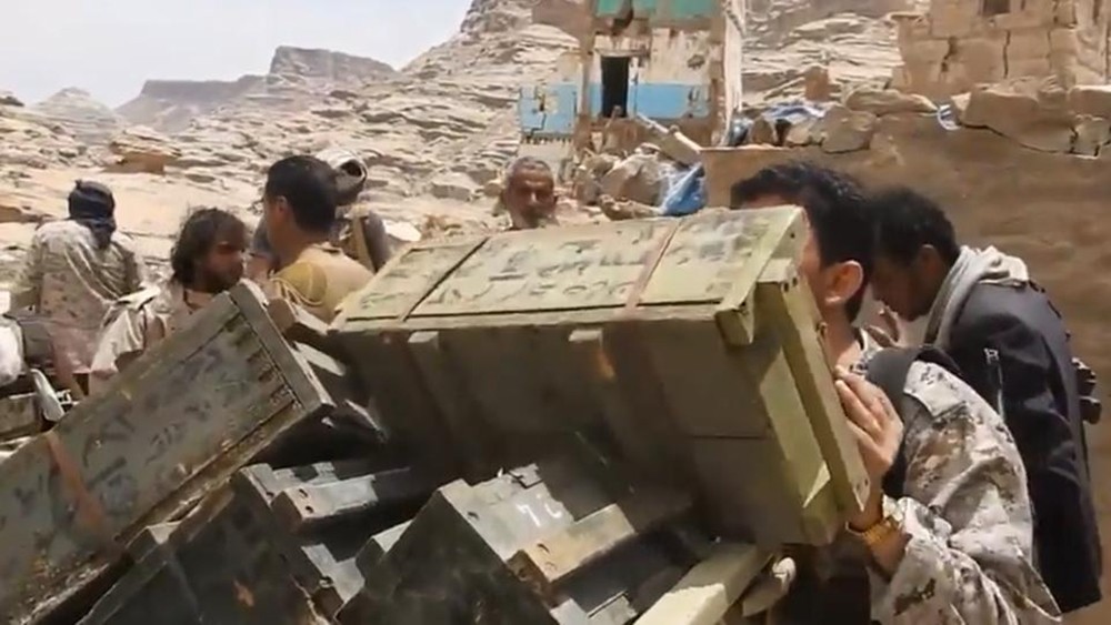 قوات الشرعية تعثر على مخازن أسلحة بمناطق سكنية في باقم