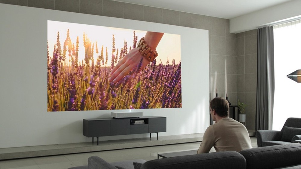 LG تزيح الستار رسميًا عن البروجكتور LG CineBeam Laser 4K 