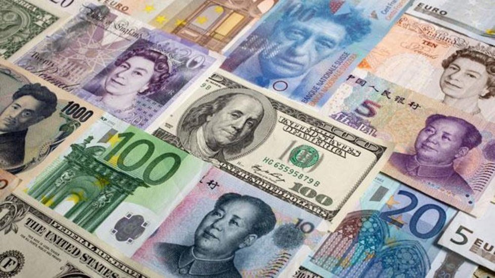 اليورو والين يرتفعان والضبابية السياسية الأمريكية تنال من الدولار
