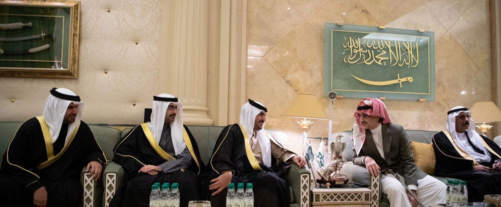 خليفة بن راشد وخليفة بن علي وعيسى بن علي يقدمون العزاء في وفاة الأمير طلال
