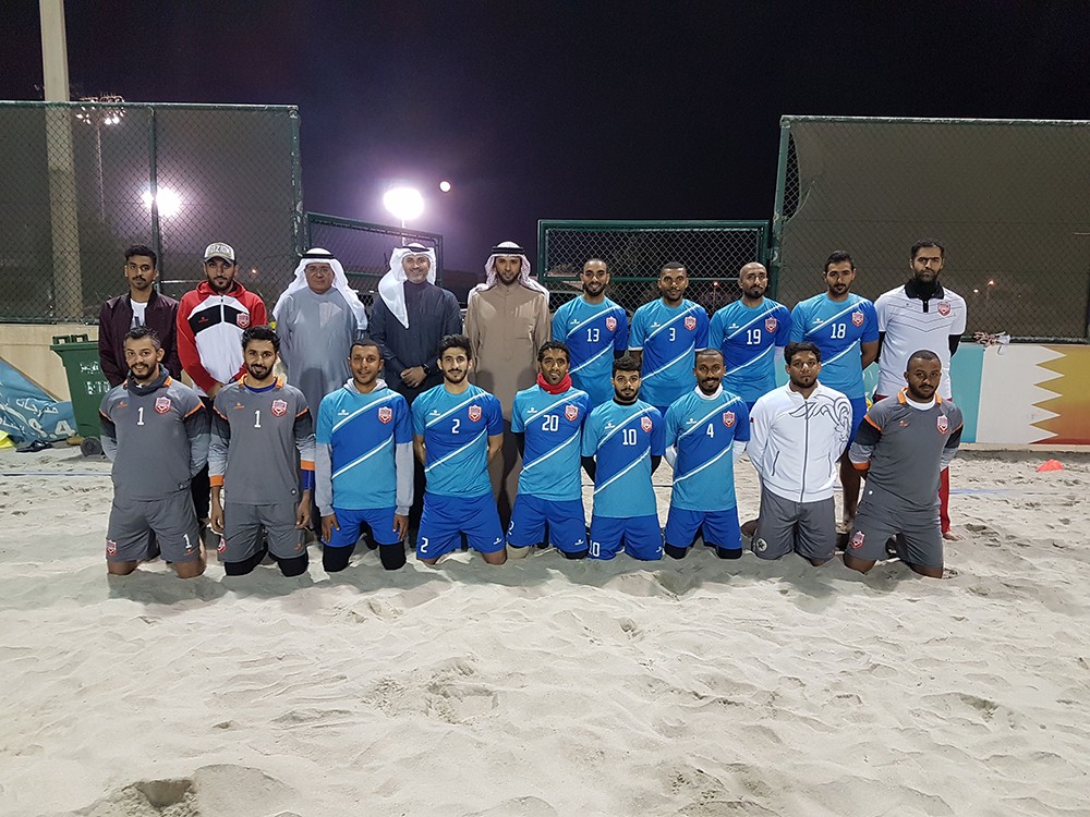 رئيس اتحاد الكرة يشهد تدريبات منتخب الشواطئ