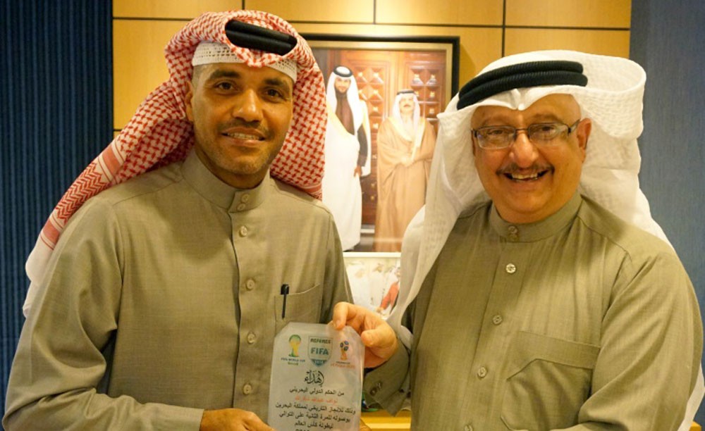 نواف شكرالله يهدي عسكر درع المونديال التذكاري
