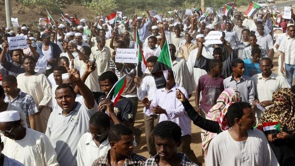 مظاهرات السودان ومعركة الخبز.. خلية أزمة وحكومة وطنية