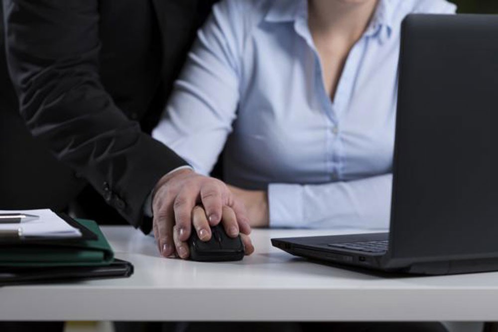تأييد الحبس سنة لصاحب شركة اعتدى على عرض موظفتين