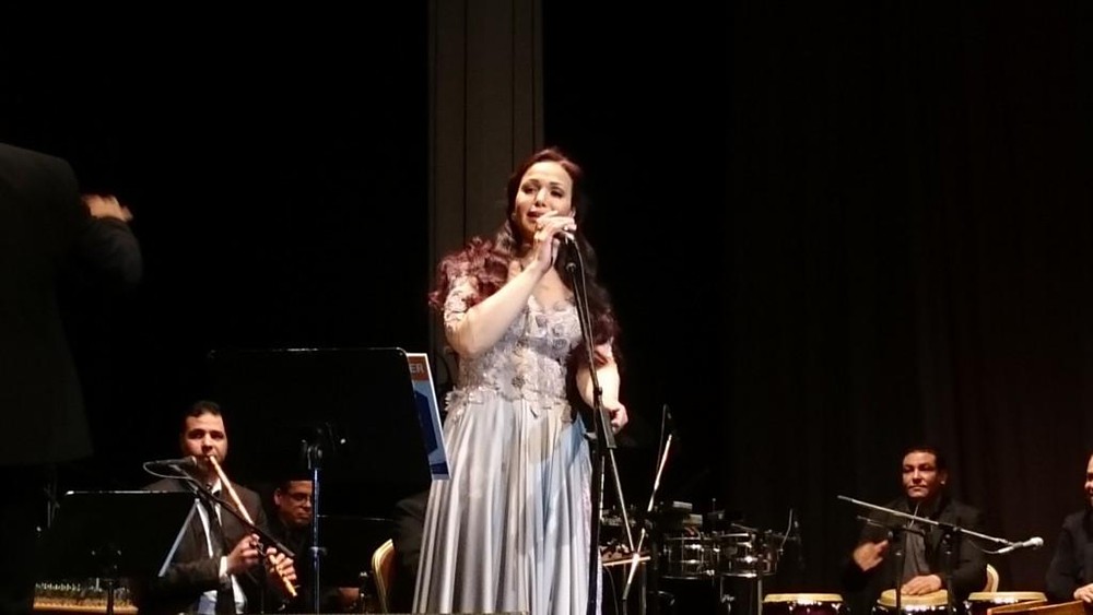 "رحمة" تشعل المسرح الصغير احتفالا بعودتها للوسط الفني