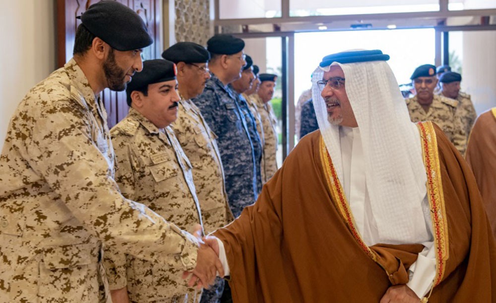 ولي العهد يشيد بالدور المحوري لقوة الدفاع والداخلية والحرس