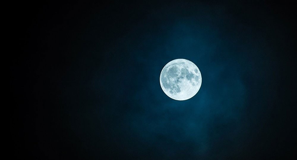 اكتشاف جسم مستطيل على سطح القمر