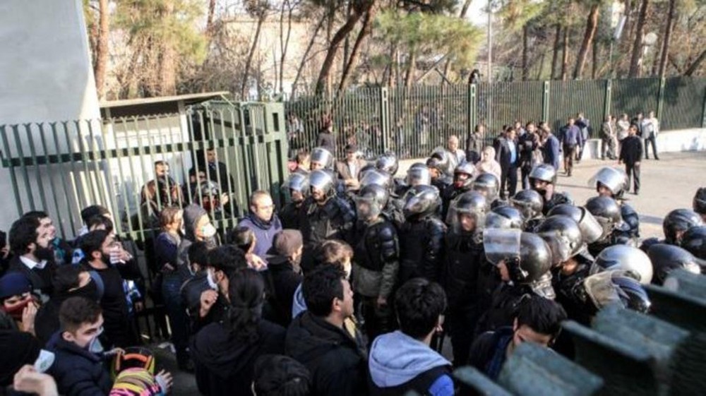 احتجاجات طلاب طهران تتحول لمظاهرات مناهضة للنظام