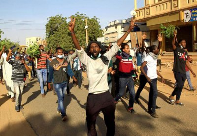 السودان.. 22 حزباً سياسياً تطالب بحكومة انتقالية