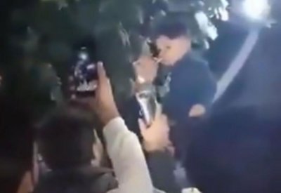 في فيديو صادم.. أب عراقي يسقي طفله الكحول و"الشؤون" تتحرك
